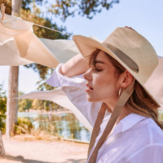 Model portant le chapeau en paille Magda coloris paille naturelle