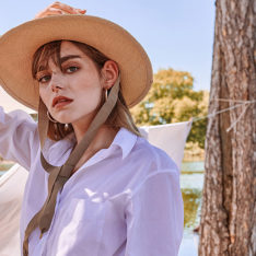 Model portant un chapeau en paille Magda coloris paille naturelle