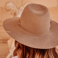 Model wearing the beige Magda felt hat - Atelier Donoma