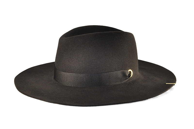 Magda hat in black felt